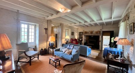UNE PROPRIÉTÉ CAPTIVANTE COMPRENANT UNE IMPRESSIONNANTE MAISON PRINCIPALE, UNE TOUR ET UN STUDIO APPARTEMENT, 2 BELLES MAISONS D'AMIS, PISCINE ET GARAGE, SUR PLUS DE 7 HECTARES AVEC UNE VUE À COUPER LE SOUFFLE, ENTRE LES EYZIES ET SARLAT. PF90328