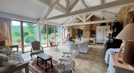 UNE PROPRIÉTÉ CAPTIVANTE COMPRENANT UNE IMPRESSIONNANTE MAISON PRINCIPALE, UNE TOUR ET UN STUDIO APPARTEMENT, 2 BELLES MAISONS D'AMIS, PISCINE ET GARAGE, SUR PLUS DE 7 HECTARES AVEC UNE VUE À COUPER LE SOUFFLE, ENTRE LES EYZIES ET SARLAT. PF90328