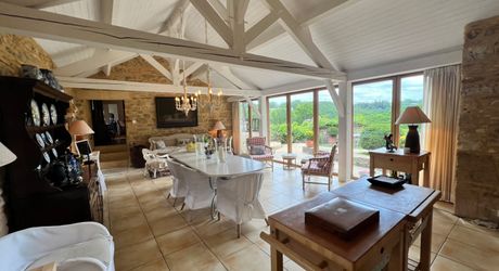 UNE PROPRIÉTÉ CAPTIVANTE COMPRENANT UNE IMPRESSIONNANTE MAISON PRINCIPALE, UNE TOUR ET UN STUDIO APPARTEMENT, 2 BELLES MAISONS D'AMIS, PISCINE ET GARAGE, SUR PLUS DE 7 HECTARES AVEC UNE VUE À COUPER LE SOUFFLE, ENTRE LES EYZIES ET SARLAT. PF90328