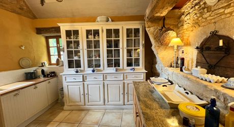UNE PROPRIÉTÉ CAPTIVANTE COMPRENANT UNE IMPRESSIONNANTE MAISON PRINCIPALE, UNE TOUR ET UN STUDIO APPARTEMENT, 2 BELLES MAISONS D'AMIS, PISCINE ET GARAGE, SUR PLUS DE 7 HECTARES AVEC UNE VUE À COUPER LE SOUFFLE, ENTRE LES EYZIES ET SARLAT. PF90328