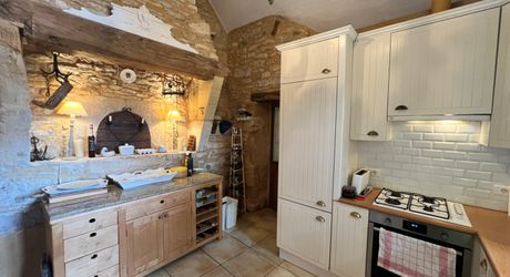 UNE PROPRIÉTÉ CAPTIVANTE COMPRENANT UNE IMPRESSIONNANTE MAISON PRINCIPALE, UNE TOUR ET UN STUDIO APPARTEMENT, 2 BELLES MAISONS D'AMIS, PISCINE ET GARAGE, SUR PLUS DE 7 HECTARES AVEC UNE VUE À COUPER LE SOUFFLE, ENTRE LES EYZIES ET SARLAT. PF90328
