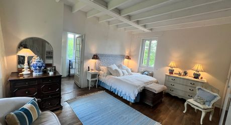 UNE PROPRIÉTÉ CAPTIVANTE COMPRENANT UNE IMPRESSIONNANTE MAISON PRINCIPALE, UNE TOUR ET UN STUDIO APPARTEMENT, 2 BELLES MAISONS D'AMIS, PISCINE ET GARAGE, SUR PLUS DE 7 HECTARES AVEC UNE VUE À COUPER LE SOUFFLE, ENTRE LES EYZIES ET SARLAT. PF90328