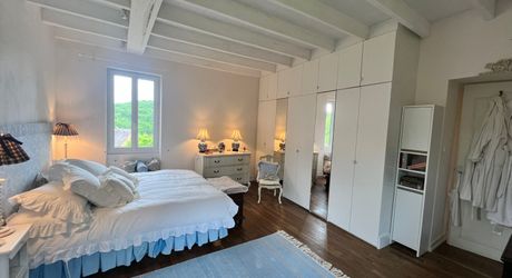 UNE PROPRIÉTÉ CAPTIVANTE COMPRENANT UNE IMPRESSIONNANTE MAISON PRINCIPALE, UNE TOUR ET UN STUDIO APPARTEMENT, 2 BELLES MAISONS D'AMIS, PISCINE ET GARAGE, SUR PLUS DE 7 HECTARES AVEC UNE VUE À COUPER LE SOUFFLE, ENTRE LES EYZIES ET SARLAT. PF90328