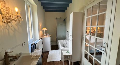 UNE PROPRIÉTÉ CAPTIVANTE COMPRENANT UNE IMPRESSIONNANTE MAISON PRINCIPALE, UNE TOUR ET UN STUDIO APPARTEMENT, 2 BELLES MAISONS D'AMIS, PISCINE ET GARAGE, SUR PLUS DE 7 HECTARES AVEC UNE VUE À COUPER LE SOUFFLE, ENTRE LES EYZIES ET SARLAT. PF90328