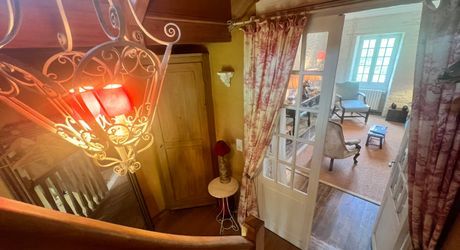 UNE PROPRIÉTÉ CAPTIVANTE COMPRENANT UNE IMPRESSIONNANTE MAISON PRINCIPALE, UNE TOUR ET UN STUDIO APPARTEMENT, 2 BELLES MAISONS D'AMIS, PISCINE ET GARAGE, SUR PLUS DE 7 HECTARES AVEC UNE VUE À COUPER LE SOUFFLE, ENTRE LES EYZIES ET SARLAT. PF90328