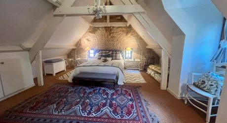 UNE PROPRIÉTÉ CAPTIVANTE COMPRENANT UNE IMPRESSIONNANTE MAISON PRINCIPALE, UNE TOUR ET UN STUDIO APPARTEMENT, 2 BELLES MAISONS D'AMIS, PISCINE ET GARAGE, SUR PLUS DE 7 HECTARES AVEC UNE VUE À COUPER LE SOUFFLE, ENTRE LES EYZIES ET SARLAT. PF90328