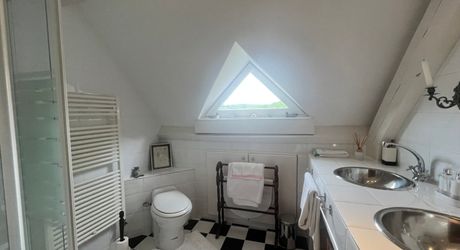 UNE PROPRIÉTÉ CAPTIVANTE COMPRENANT UNE IMPRESSIONNANTE MAISON PRINCIPALE, UNE TOUR ET UN STUDIO APPARTEMENT, 2 BELLES MAISONS D'AMIS, PISCINE ET GARAGE, SUR PLUS DE 7 HECTARES AVEC UNE VUE À COUPER LE SOUFFLE, ENTRE LES EYZIES ET SARLAT. PF90328