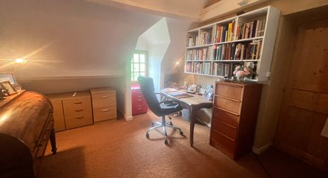 UNE PROPRIÉTÉ CAPTIVANTE COMPRENANT UNE IMPRESSIONNANTE MAISON PRINCIPALE, UNE TOUR ET UN STUDIO APPARTEMENT, 2 BELLES MAISONS D'AMIS, PISCINE ET GARAGE, SUR PLUS DE 7 HECTARES AVEC UNE VUE À COUPER LE SOUFFLE, ENTRE LES EYZIES ET SARLAT. PF90328