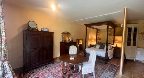 UNE PROPRIÉTÉ CAPTIVANTE COMPRENANT UNE IMPRESSIONNANTE MAISON PRINCIPALE, UNE TOUR ET UN STUDIO APPARTEMENT, 2 BELLES MAISONS D'AMIS, PISCINE ET GARAGE, SUR PLUS DE 7 HECTARES AVEC UNE VUE À COUPER LE SOUFFLE, ENTRE LES EYZIES ET SARLAT. PF90328