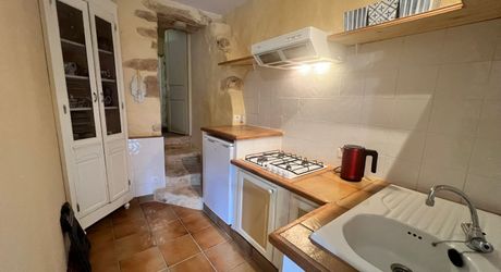 UNE PROPRIÉTÉ CAPTIVANTE COMPRENANT UNE IMPRESSIONNANTE MAISON PRINCIPALE, UNE TOUR ET UN STUDIO APPARTEMENT, 2 BELLES MAISONS D'AMIS, PISCINE ET GARAGE, SUR PLUS DE 7 HECTARES AVEC UNE VUE À COUPER LE SOUFFLE, ENTRE LES EYZIES ET SARLAT. PF90328