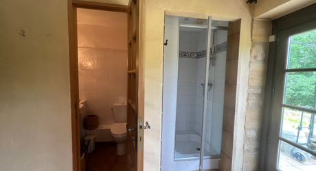 UNE PROPRIÉTÉ CAPTIVANTE COMPRENANT UNE IMPRESSIONNANTE MAISON PRINCIPALE, UNE TOUR ET UN STUDIO APPARTEMENT, 2 BELLES MAISONS D'AMIS, PISCINE ET GARAGE, SUR PLUS DE 7 HECTARES AVEC UNE VUE À COUPER LE SOUFFLE, ENTRE LES EYZIES ET SARLAT. PF90328