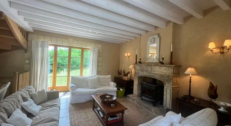 UNE PROPRIÉTÉ CAPTIVANTE COMPRENANT UNE IMPRESSIONNANTE MAISON PRINCIPALE, UNE TOUR ET UN STUDIO APPARTEMENT, 2 BELLES MAISONS D'AMIS, PISCINE ET GARAGE, SUR PLUS DE 7 HECTARES AVEC UNE VUE À COUPER LE SOUFFLE, ENTRE LES EYZIES ET SARLAT. PF90328