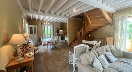 UNE PROPRIÉTÉ CAPTIVANTE COMPRENANT UNE IMPRESSIONNANTE MAISON PRINCIPALE, UNE TOUR ET UN STUDIO APPARTEMENT, 2 BELLES MAISONS D'AMIS, PISCINE ET GARAGE, SUR PLUS DE 7 HECTARES AVEC UNE VUE À COUPER LE SOUFFLE, ENTRE LES EYZIES ET SARLAT. PF90328