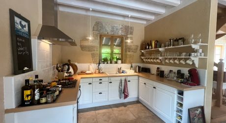 UNE PROPRIÉTÉ CAPTIVANTE COMPRENANT UNE IMPRESSIONNANTE MAISON PRINCIPALE, UNE TOUR ET UN STUDIO APPARTEMENT, 2 BELLES MAISONS D'AMIS, PISCINE ET GARAGE, SUR PLUS DE 7 HECTARES AVEC UNE VUE À COUPER LE SOUFFLE, ENTRE LES EYZIES ET SARLAT. PF90328