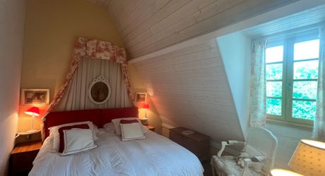 UNE PROPRIÉTÉ CAPTIVANTE COMPRENANT UNE IMPRESSIONNANTE MAISON PRINCIPALE, UNE TOUR ET UN STUDIO APPARTEMENT, 2 BELLES MAISONS D'AMIS, PISCINE ET GARAGE, SUR PLUS DE 7 HECTARES AVEC UNE VUE À COUPER LE SOUFFLE, ENTRE LES EYZIES ET SARLAT. PF90328