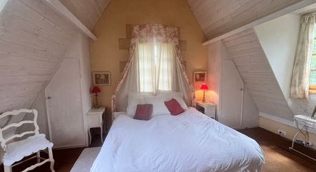 UNE PROPRIÉTÉ CAPTIVANTE COMPRENANT UNE IMPRESSIONNANTE MAISON PRINCIPALE, UNE TOUR ET UN STUDIO APPARTEMENT, 2 BELLES MAISONS D'AMIS, PISCINE ET GARAGE, SUR PLUS DE 7 HECTARES AVEC UNE VUE À COUPER LE SOUFFLE, ENTRE LES EYZIES ET SARLAT. PF90328