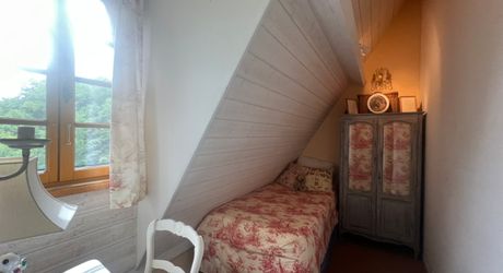 UNE PROPRIÉTÉ CAPTIVANTE COMPRENANT UNE IMPRESSIONNANTE MAISON PRINCIPALE, UNE TOUR ET UN STUDIO APPARTEMENT, 2 BELLES MAISONS D'AMIS, PISCINE ET GARAGE, SUR PLUS DE 7 HECTARES AVEC UNE VUE À COUPER LE SOUFFLE, ENTRE LES EYZIES ET SARLAT. PF90328