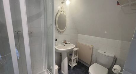 UNE PROPRIÉTÉ CAPTIVANTE COMPRENANT UNE IMPRESSIONNANTE MAISON PRINCIPALE, UNE TOUR ET UN STUDIO APPARTEMENT, 2 BELLES MAISONS D'AMIS, PISCINE ET GARAGE, SUR PLUS DE 7 HECTARES AVEC UNE VUE À COUPER LE SOUFFLE, ENTRE LES EYZIES ET SARLAT. PF90328