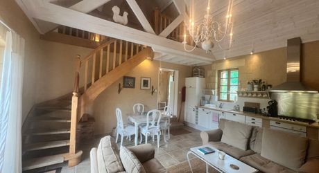 UNE PROPRIÉTÉ CAPTIVANTE COMPRENANT UNE IMPRESSIONNANTE MAISON PRINCIPALE, UNE TOUR ET UN STUDIO APPARTEMENT, 2 BELLES MAISONS D'AMIS, PISCINE ET GARAGE, SUR PLUS DE 7 HECTARES AVEC UNE VUE À COUPER LE SOUFFLE, ENTRE LES EYZIES ET SARLAT. PF90328