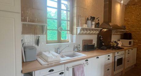 UNE PROPRIÉTÉ CAPTIVANTE COMPRENANT UNE IMPRESSIONNANTE MAISON PRINCIPALE, UNE TOUR ET UN STUDIO APPARTEMENT, 2 BELLES MAISONS D'AMIS, PISCINE ET GARAGE, SUR PLUS DE 7 HECTARES AVEC UNE VUE À COUPER LE SOUFFLE, ENTRE LES EYZIES ET SARLAT. PF90328