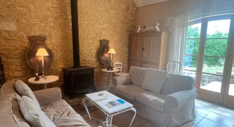 UNE PROPRIÉTÉ CAPTIVANTE COMPRENANT UNE IMPRESSIONNANTE MAISON PRINCIPALE, UNE TOUR ET UN STUDIO APPARTEMENT, 2 BELLES MAISONS D'AMIS, PISCINE ET GARAGE, SUR PLUS DE 7 HECTARES AVEC UNE VUE À COUPER LE SOUFFLE, ENTRE LES EYZIES ET SARLAT. PF90328