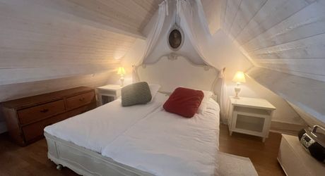 UNE PROPRIÉTÉ CAPTIVANTE COMPRENANT UNE IMPRESSIONNANTE MAISON PRINCIPALE, UNE TOUR ET UN STUDIO APPARTEMENT, 2 BELLES MAISONS D'AMIS, PISCINE ET GARAGE, SUR PLUS DE 7 HECTARES AVEC UNE VUE À COUPER LE SOUFFLE, ENTRE LES EYZIES ET SARLAT. PF90328
