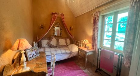 UNE PROPRIÉTÉ CAPTIVANTE COMPRENANT UNE IMPRESSIONNANTE MAISON PRINCIPALE, UNE TOUR ET UN STUDIO APPARTEMENT, 2 BELLES MAISONS D'AMIS, PISCINE ET GARAGE, SUR PLUS DE 7 HECTARES AVEC UNE VUE À COUPER LE SOUFFLE, ENTRE LES EYZIES ET SARLAT. PF90328