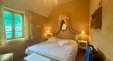 UNE PROPRIÉTÉ CAPTIVANTE COMPRENANT UNE IMPRESSIONNANTE MAISON PRINCIPALE, UNE TOUR ET UN STUDIO APPARTEMENT, 2 BELLES MAISONS D'AMIS, PISCINE ET GARAGE, SUR PLUS DE 7 HECTARES AVEC UNE VUE À COUPER LE SOUFFLE, ENTRE LES EYZIES ET SARLAT. PF90328