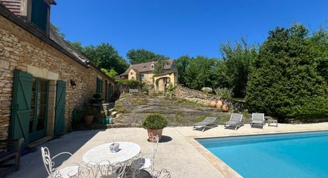 UNE PROPRIÉTÉ CAPTIVANTE COMPRENANT UNE IMPRESSIONNANTE MAISON PRINCIPALE, UNE TOUR ET UN STUDIO APPARTEMENT, 2 BELLES MAISONS D'AMIS, PISCINE ET GARAGE, SUR PLUS DE 7 HECTARES AVEC UNE VUE À COUPER LE SOUFFLE, ENTRE LES EYZIES ET SARLAT. PF90328