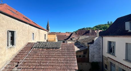 MAISON DE VILLE (135 M²) SUR 3 NIVEAUX DANS LA VIBRANTE BOURGADE RIVERAINE DU BUGUE – TOUT SE FAIT À PIED ! NÉCESSITE UNE RÉNOVATION COMPLÈTE, AVEC UN SUPERBE POTENTIEL. PF90329