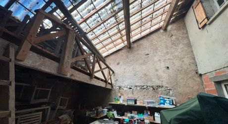 MAISON DE VILLE (135 M²) SUR 3 NIVEAUX DANS LA VIBRANTE BOURGADE RIVERAINE DU BUGUE – TOUT SE FAIT À PIED ! NÉCESSITE UNE RÉNOVATION COMPLÈTE, AVEC UN SUPERBE POTENTIEL. PF90329