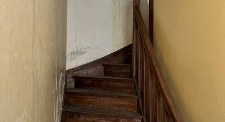 MAISON DE VILLE (135 M²) SUR 3 NIVEAUX DANS LA VIBRANTE BOURGADE RIVERAINE DU BUGUE – TOUT SE FAIT À PIED ! NÉCESSITE UNE RÉNOVATION COMPLÈTE, AVEC UN SUPERBE POTENTIEL. PF90329
