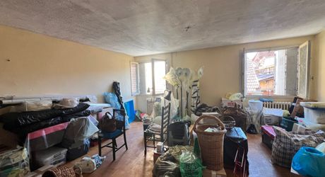 MAISON DE VILLE (135 M²) SUR 3 NIVEAUX DANS LA VIBRANTE BOURGADE RIVERAINE DU BUGUE – TOUT SE FAIT À PIED ! NÉCESSITE UNE RÉNOVATION COMPLÈTE, AVEC UN SUPERBE POTENTIEL. PF90329