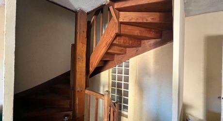 MAISON DE VILLE (135 M²) SUR 3 NIVEAUX DANS LA VIBRANTE BOURGADE RIVERAINE DU BUGUE – TOUT SE FAIT À PIED ! NÉCESSITE UNE RÉNOVATION COMPLÈTE, AVEC UN SUPERBE POTENTIEL. PF90329
