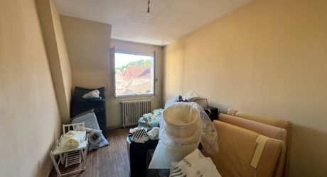 MAISON DE VILLE (135 M²) SUR 3 NIVEAUX DANS LA VIBRANTE BOURGADE RIVERAINE DU BUGUE – TOUT SE FAIT À PIED ! NÉCESSITE UNE RÉNOVATION COMPLÈTE, AVEC UN SUPERBE POTENTIEL. PF90329