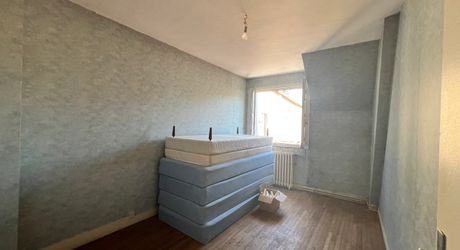 MAISON DE VILLE (135 M²) SUR 3 NIVEAUX DANS LA VIBRANTE BOURGADE RIVERAINE DU BUGUE – TOUT SE FAIT À PIED ! NÉCESSITE UNE RÉNOVATION COMPLÈTE, AVEC UN SUPERBE POTENTIEL. PF90329