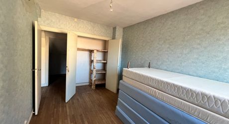 MAISON DE VILLE (135 M²) SUR 3 NIVEAUX DANS LA VIBRANTE BOURGADE RIVERAINE DU BUGUE – TOUT SE FAIT À PIED ! NÉCESSITE UNE RÉNOVATION COMPLÈTE, AVEC UN SUPERBE POTENTIEL. PF90329