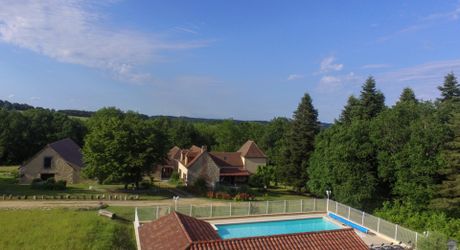 CHARMANT ENSEMBLE EN PIERRE. CADRE TRANQUILLE MAIS À SEULEMENT 2 MIN DES COMMODITÉS. MAISON PRINCIPALE, GRANDE MAISON D'AMIS, PISCINE, SUPERBE GRANGE SUR 3,3 HECTARES DE TERRAIN. PF90330