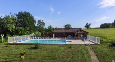 CHARMANT ENSEMBLE EN PIERRE. CADRE TRANQUILLE MAIS À SEULEMENT 2 MIN DES COMMODITÉS. MAISON PRINCIPALE, GRANDE MAISON D'AMIS, PISCINE, SUPERBE GRANGE SUR 3,3 HECTARES DE TERRAIN. PF90330