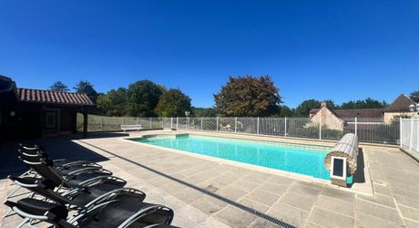 CHARMANT ENSEMBLE EN PIERRE. CADRE TRANQUILLE MAIS À SEULEMENT 2 MIN DES COMMODITÉS. MAISON PRINCIPALE, GRANDE MAISON D'AMIS, PISCINE, SUPERBE GRANGE SUR 3,3 HECTARES DE TERRAIN. PF90330