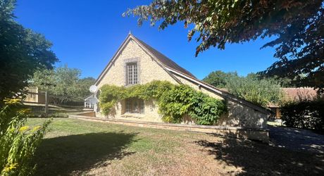 CHARMANT ENSEMBLE EN PIERRE. CADRE TRANQUILLE MAIS À SEULEMENT 2 MIN DES COMMODITÉS. MAISON PRINCIPALE, GRANDE MAISON D'AMIS, PISCINE, SUPERBE GRANGE SUR 3,3 HECTARES DE TERRAIN. PF90330