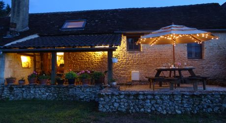 CHARMANT ENSEMBLE EN PIERRE. CADRE TRANQUILLE MAIS À SEULEMENT 2 MIN DES COMMODITÉS. MAISON PRINCIPALE, GRANDE MAISON D'AMIS, PISCINE, SUPERBE GRANGE SUR 3,3 HECTARES DE TERRAIN. PF90330