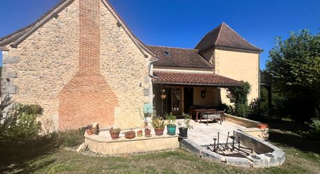 CHARMANT ENSEMBLE EN PIERRE. CADRE TRANQUILLE MAIS À SEULEMENT 2 MIN DES COMMODITÉS. MAISON PRINCIPALE, GRANDE MAISON D'AMIS, PISCINE, SUPERBE GRANGE SUR 3,3 HECTARES DE TERRAIN. PF90330