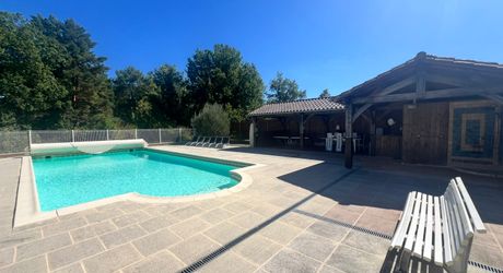 CHARMANT ENSEMBLE EN PIERRE. CADRE TRANQUILLE MAIS À SEULEMENT 2 MIN DES COMMODITÉS. MAISON PRINCIPALE, GRANDE MAISON D'AMIS, PISCINE, SUPERBE GRANGE SUR 3,3 HECTARES DE TERRAIN. PF90330
