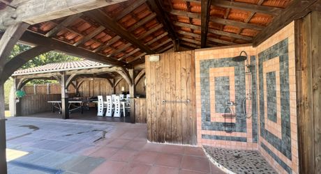 CHARMANT ENSEMBLE EN PIERRE. CADRE TRANQUILLE MAIS À SEULEMENT 2 MIN DES COMMODITÉS. MAISON PRINCIPALE, GRANDE MAISON D'AMIS, PISCINE, SUPERBE GRANGE SUR 3,3 HECTARES DE TERRAIN. PF90330