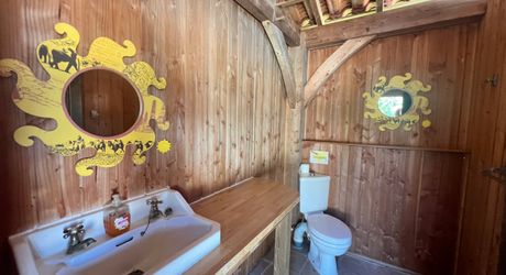 CHARMANT ENSEMBLE EN PIERRE. CADRE TRANQUILLE MAIS À SEULEMENT 2 MIN DES COMMODITÉS. MAISON PRINCIPALE, GRANDE MAISON D'AMIS, PISCINE, SUPERBE GRANGE SUR 3,3 HECTARES DE TERRAIN. PF90330