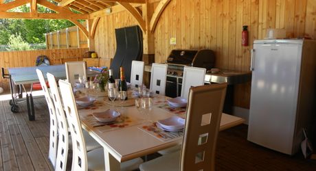 CHARMANT ENSEMBLE EN PIERRE. CADRE TRANQUILLE MAIS À SEULEMENT 2 MIN DES COMMODITÉS. MAISON PRINCIPALE, GRANDE MAISON D'AMIS, PISCINE, SUPERBE GRANGE SUR 3,3 HECTARES DE TERRAIN. PF90330