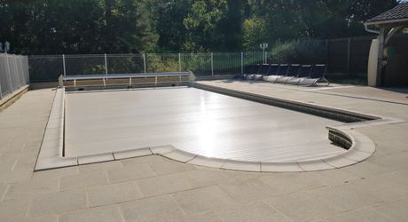CHARMANT ENSEMBLE EN PIERRE. CADRE TRANQUILLE MAIS À SEULEMENT 2 MIN DES COMMODITÉS. MAISON PRINCIPALE, GRANDE MAISON D'AMIS, PISCINE, SUPERBE GRANGE SUR 3,3 HECTARES DE TERRAIN. PF90330