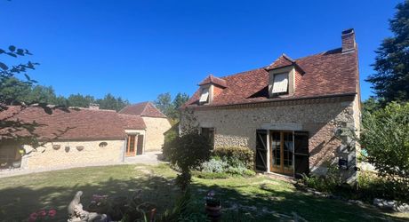 CHARMANT ENSEMBLE EN PIERRE. CADRE TRANQUILLE MAIS À SEULEMENT 2 MIN DES COMMODITÉS. MAISON PRINCIPALE, GRANDE MAISON D'AMIS, PISCINE, SUPERBE GRANGE SUR 3,3 HECTARES DE TERRAIN. PF90330