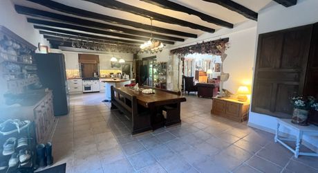 CHARMANT ENSEMBLE EN PIERRE. CADRE TRANQUILLE MAIS À SEULEMENT 2 MIN DES COMMODITÉS. MAISON PRINCIPALE, GRANDE MAISON D'AMIS, PISCINE, SUPERBE GRANGE SUR 3,3 HECTARES DE TERRAIN. PF90330
